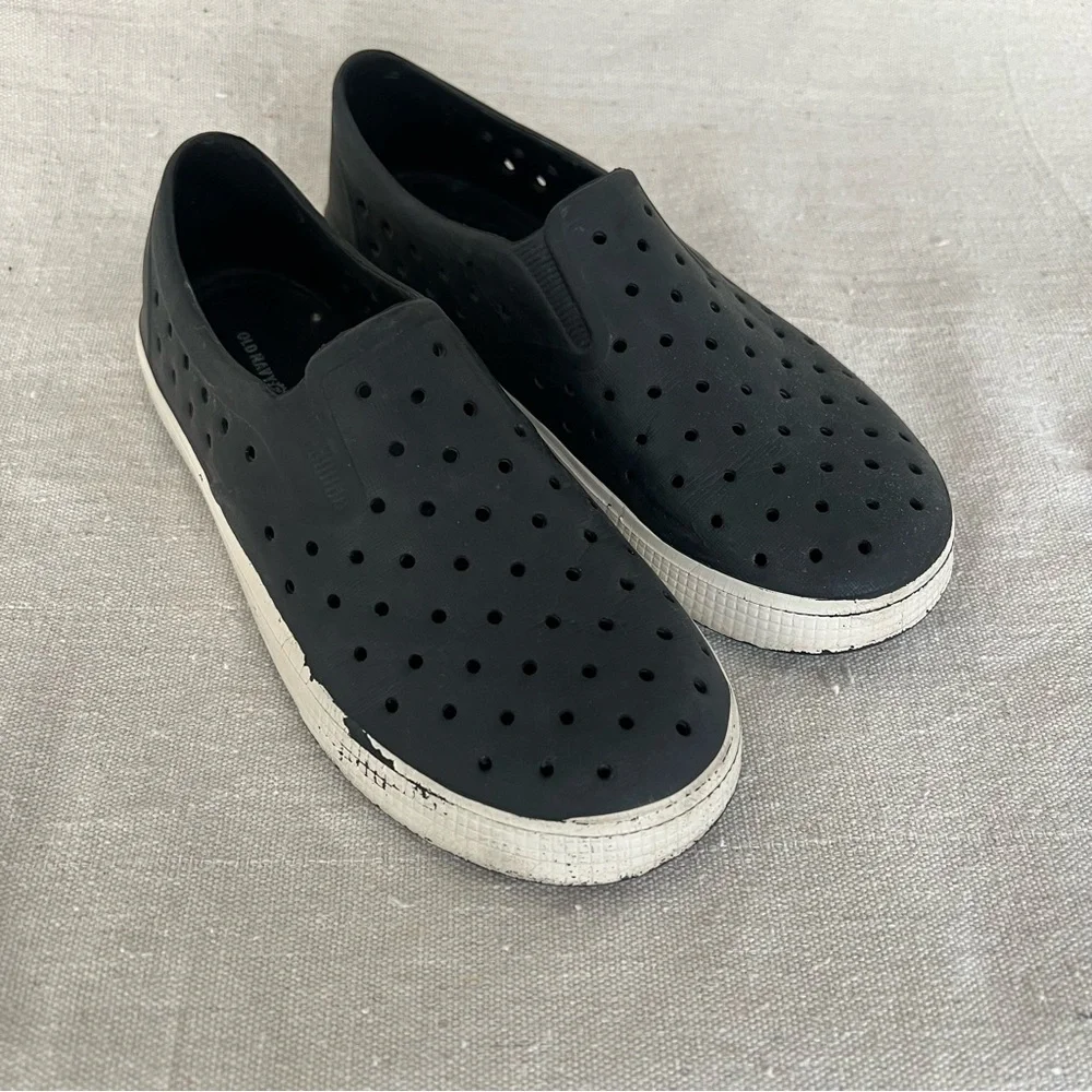 Old Navy Boys Size 4 Rubber Slip On Shoes